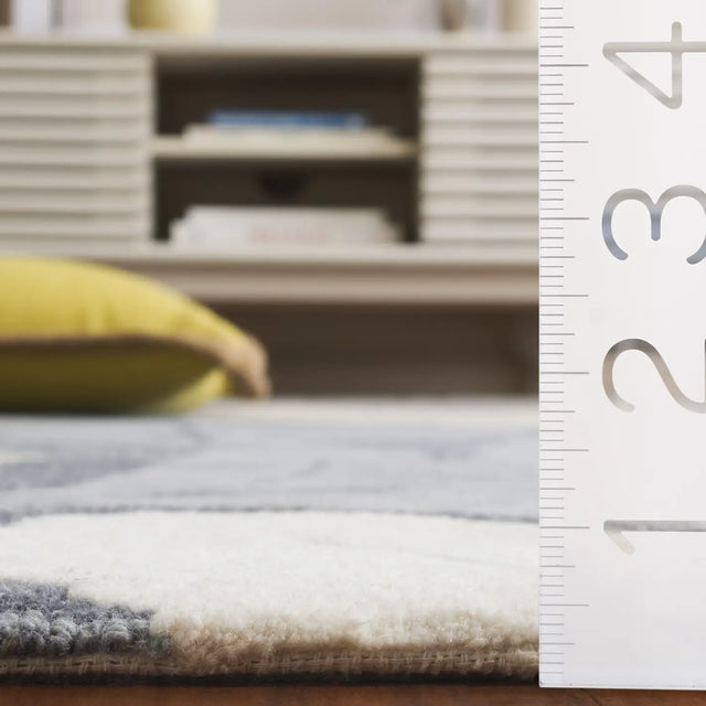 Safavieh Jardin 4'-0" x 6'-0" Rug in Grey / Beige