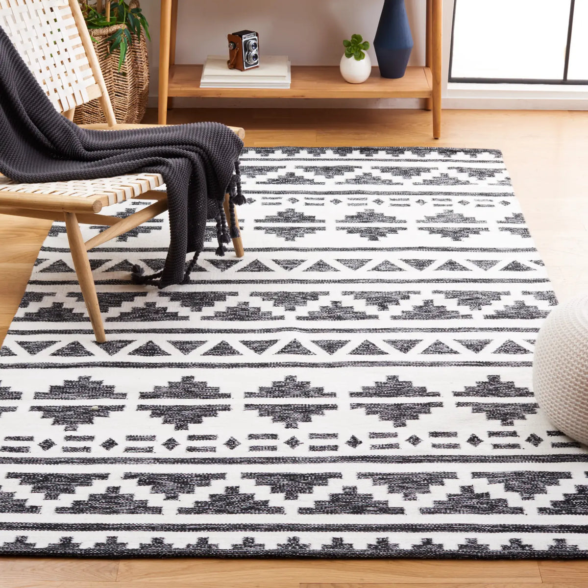 Safavieh Kilim 4'-0" x 6'-0" Rug in Black / Ivory