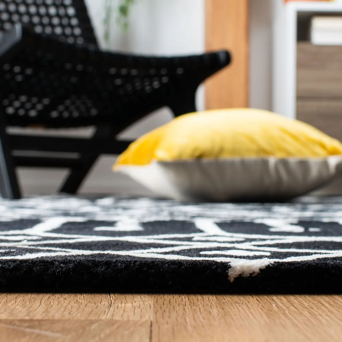 Safavieh Himalaya 4'-0" x 6'-0" Rug in Black / Ivory