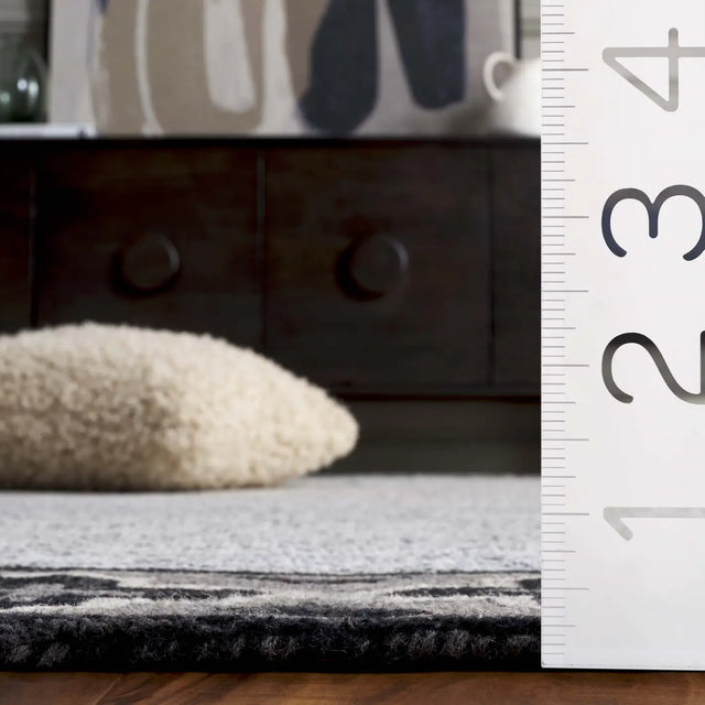 Safavieh Pine 4'-0" x 6'-0" Rug in Charcoal / Ivory