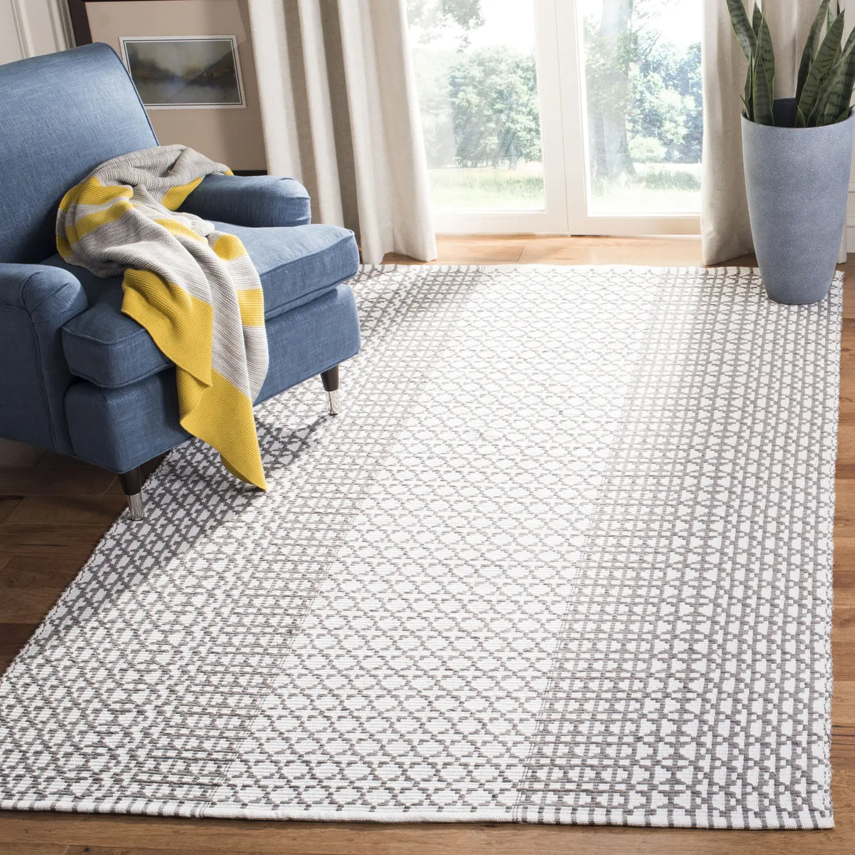 Safavieh Montauk 5'-0" x 8'-0" Rug in Grey / Ivory