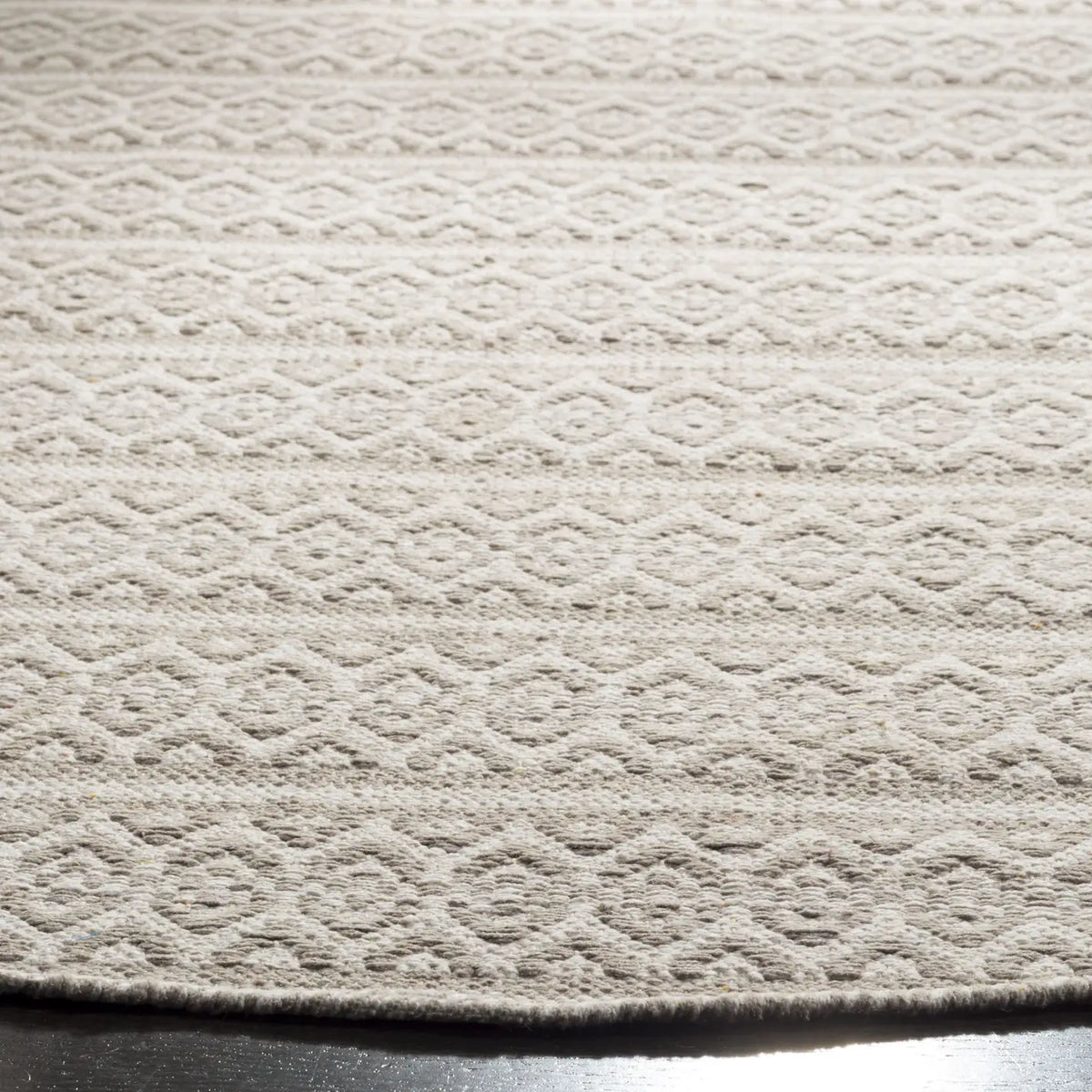 Safavieh Montauk 6'-0" x 6'-0" Rug in Ivory / Grey