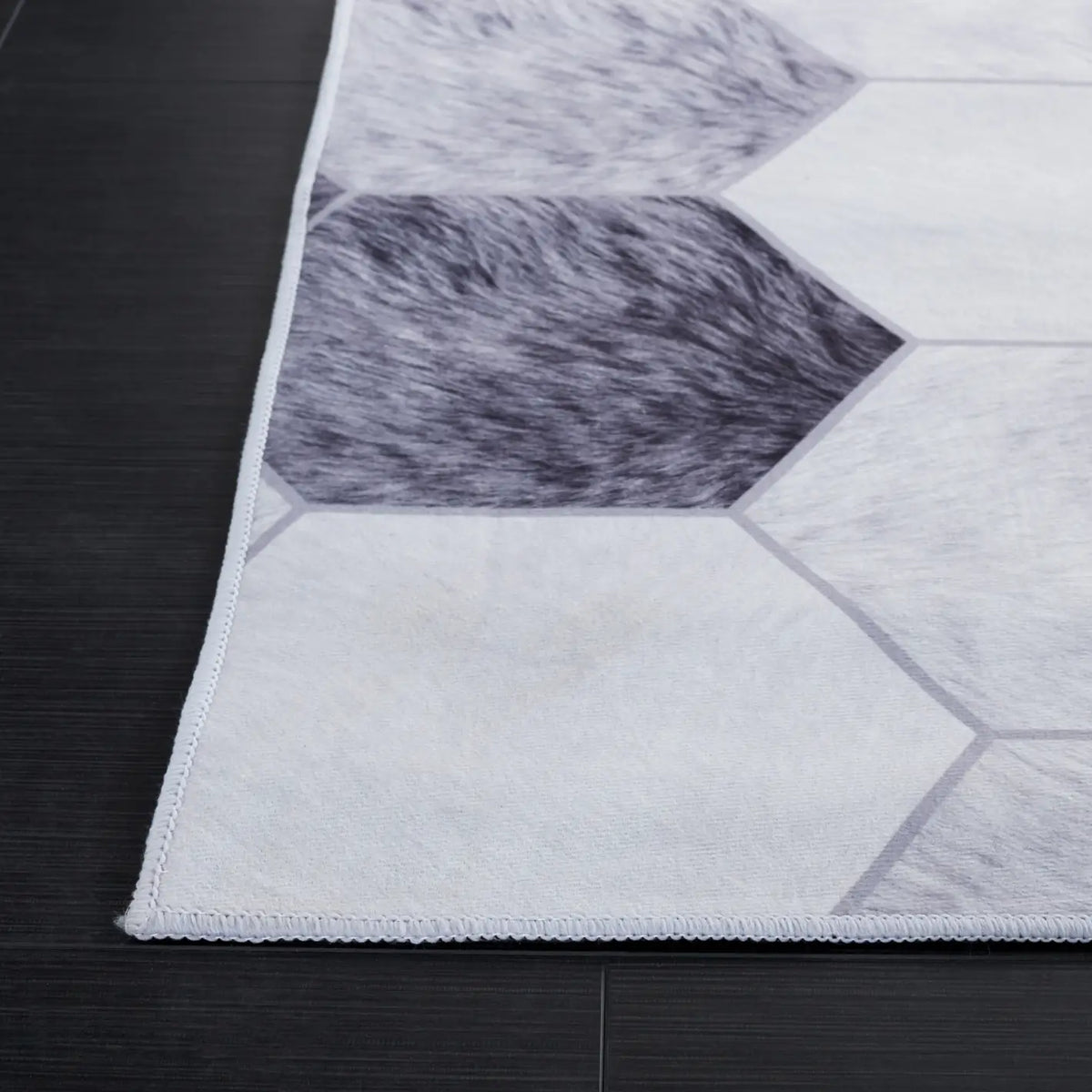 Safavieh Faux Hide 4'-0" x 6'-0" Rug in Ivory / Grey