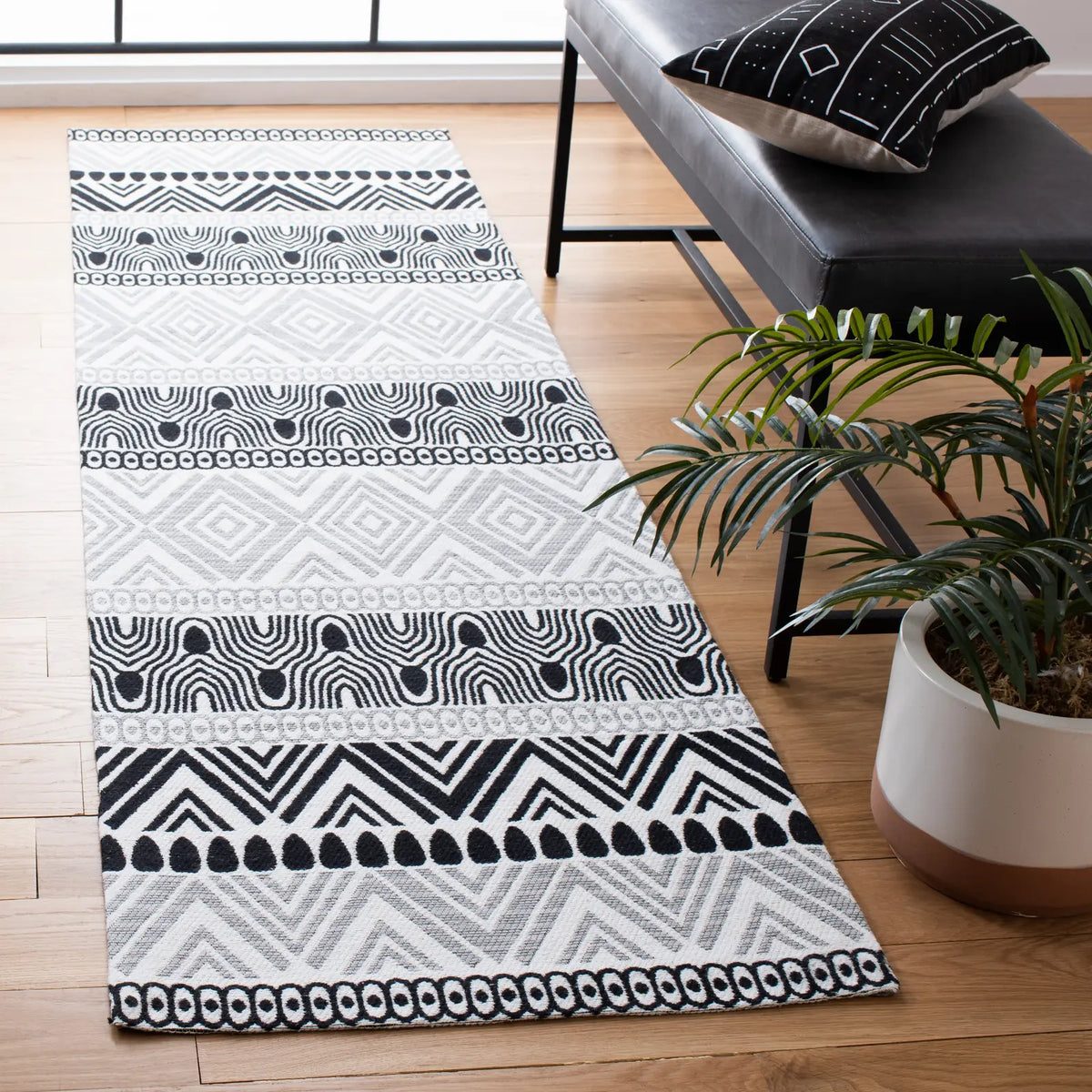 Safavieh Marbella 2'-3" x 8'-0" Rug in Black