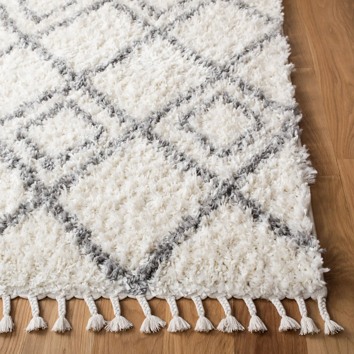Safavieh Moroccan Tassel Shag 5'-3" x 7'-6" Rug in Ivory / Light Grey