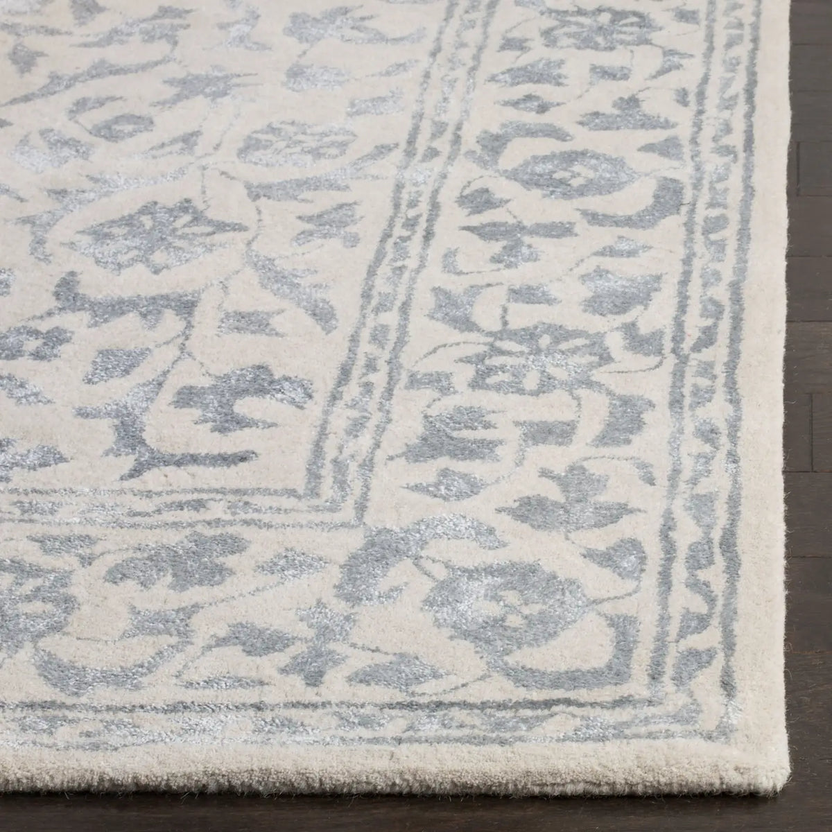 Safavieh Glamour 4'-0" x 6'-0" Rug in Silver / Ivory