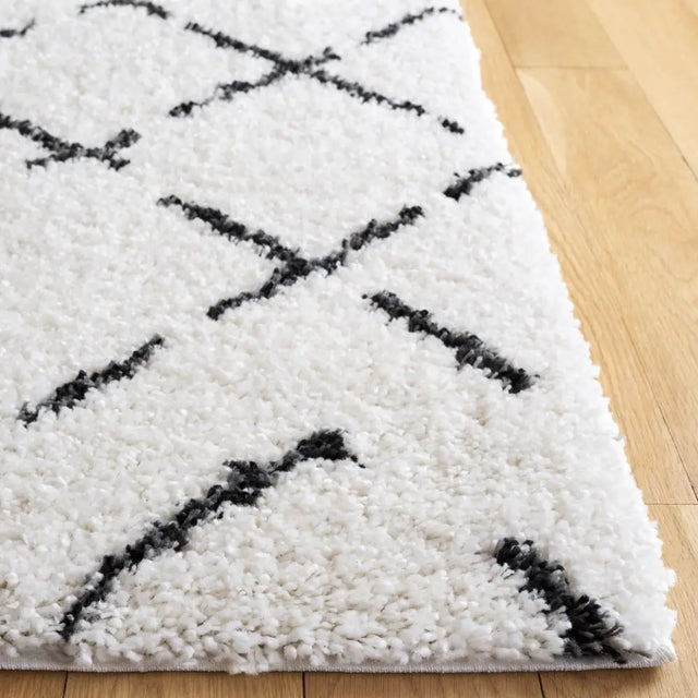Safavieh Arizona Shag 5'-1" x 7'-6" Rug in Ivory / Black