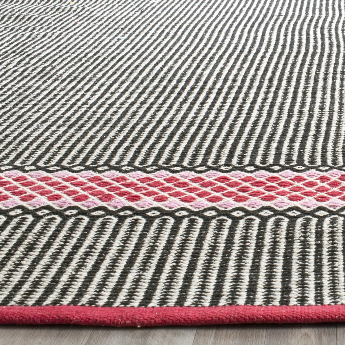 Safavieh Montauk 8'-0" x 10'-0" Rug in Light Pink / Multi