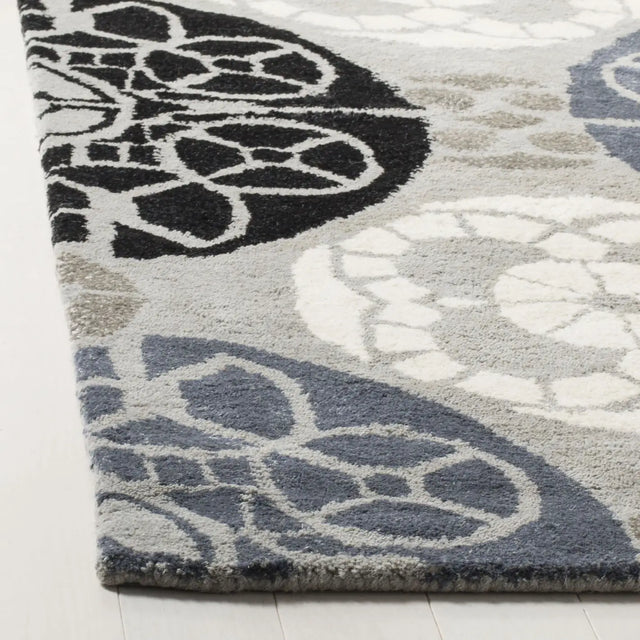 Safavieh Wyndham 5'-0" x 8'-0" Rug in Grey / Black