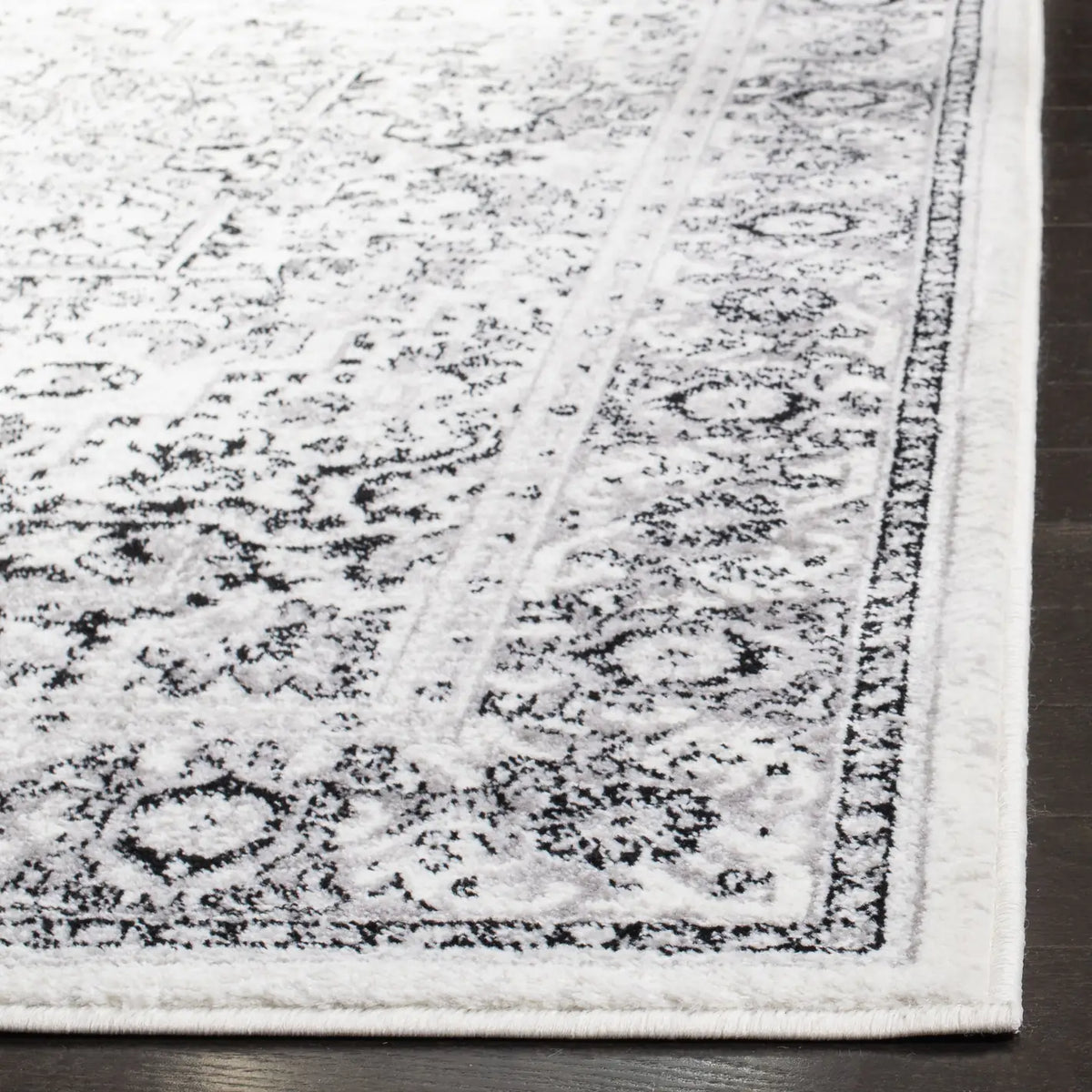Safavieh Skyler 5'-1" x 7'-6" Rug in Grey / Ivory