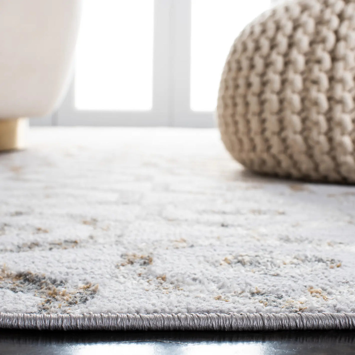 Safavieh Orchard 4'-5" x 6'-5" Rug in Grey / Gold