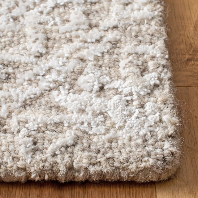 Safavieh Glamour 4'-0" x 6'-0" Rug in Beige