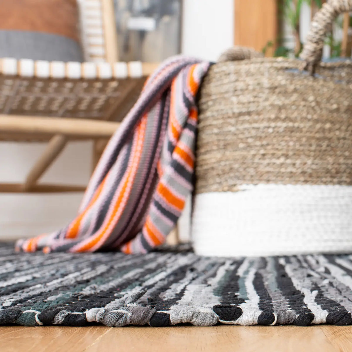 Safavieh Montauk 4'-0" x 6'-0" Rug in Grey / Black
