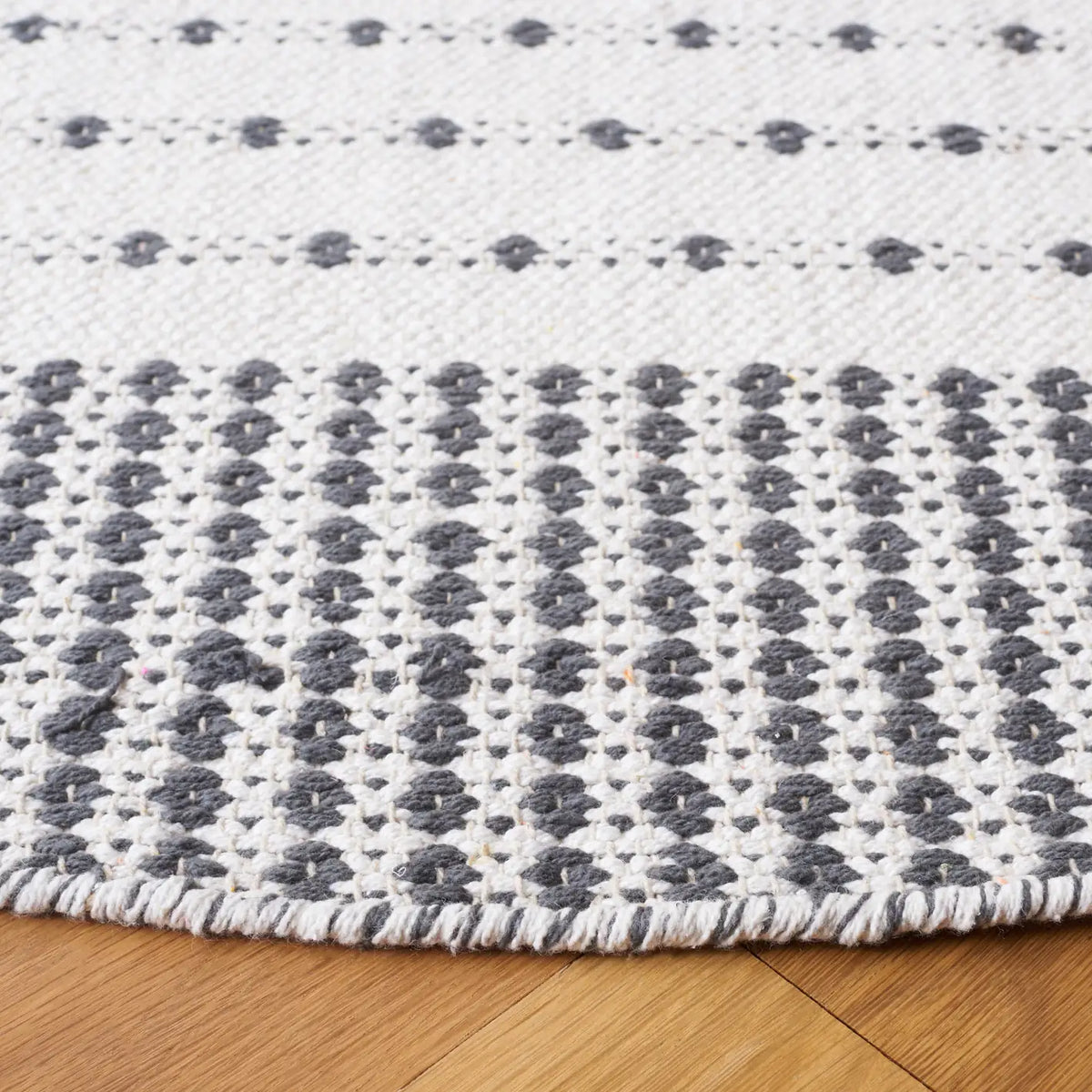 Safavieh Montauk 6'-0" x 6'-0" Rug in Grey / Ivory
