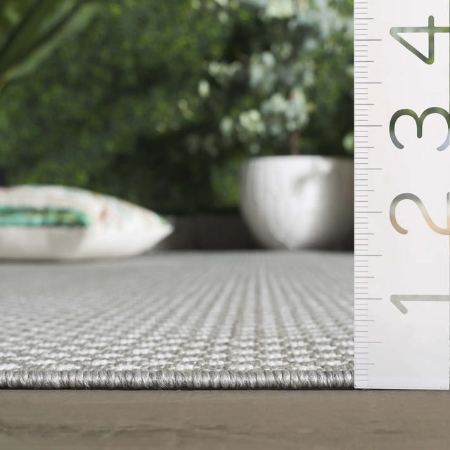 Safavieh Terrace 800 4'-0" x 6'-0" Rug in Grey / Ivory