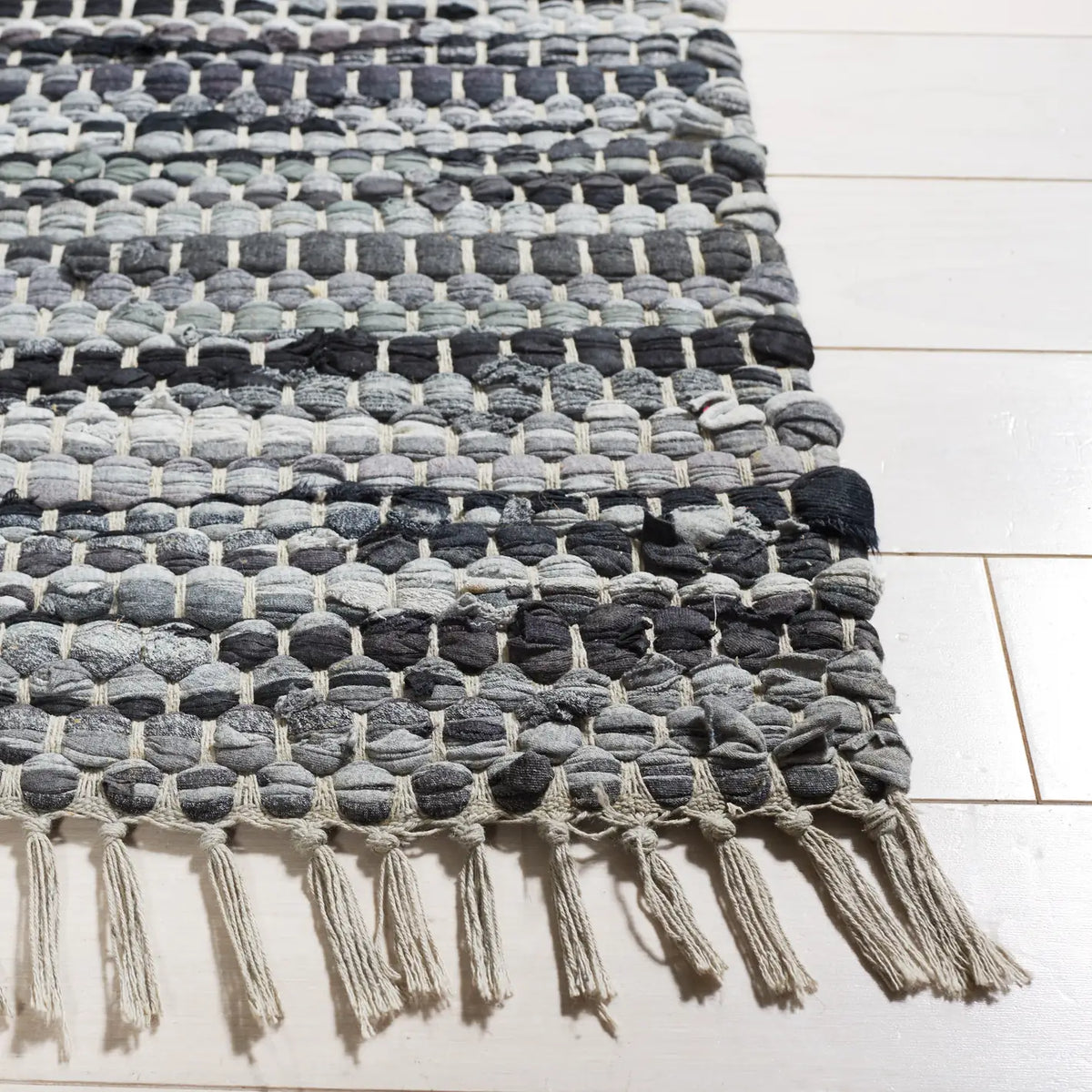 Safavieh Montauk 6'-0" x 9'-0" Rug in Grey / Black