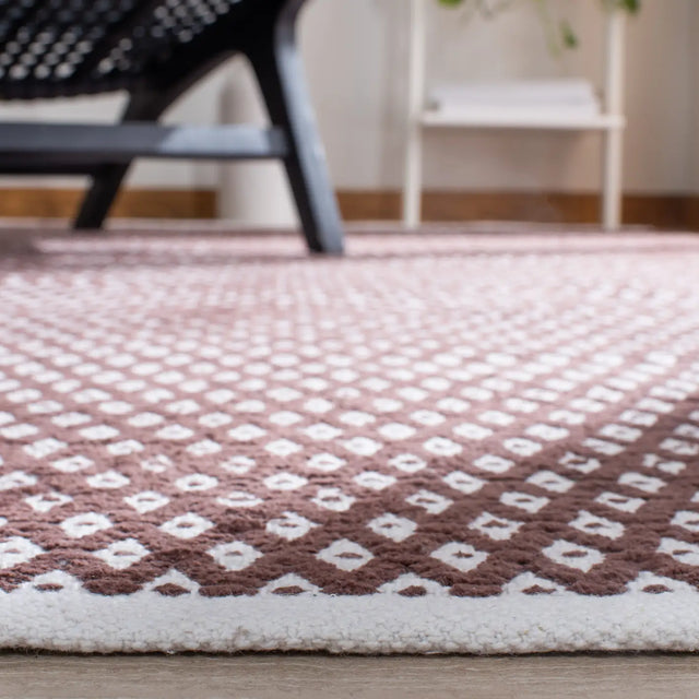 Safavieh Boston 5'-0" x 8'-0" Rug in Brown
