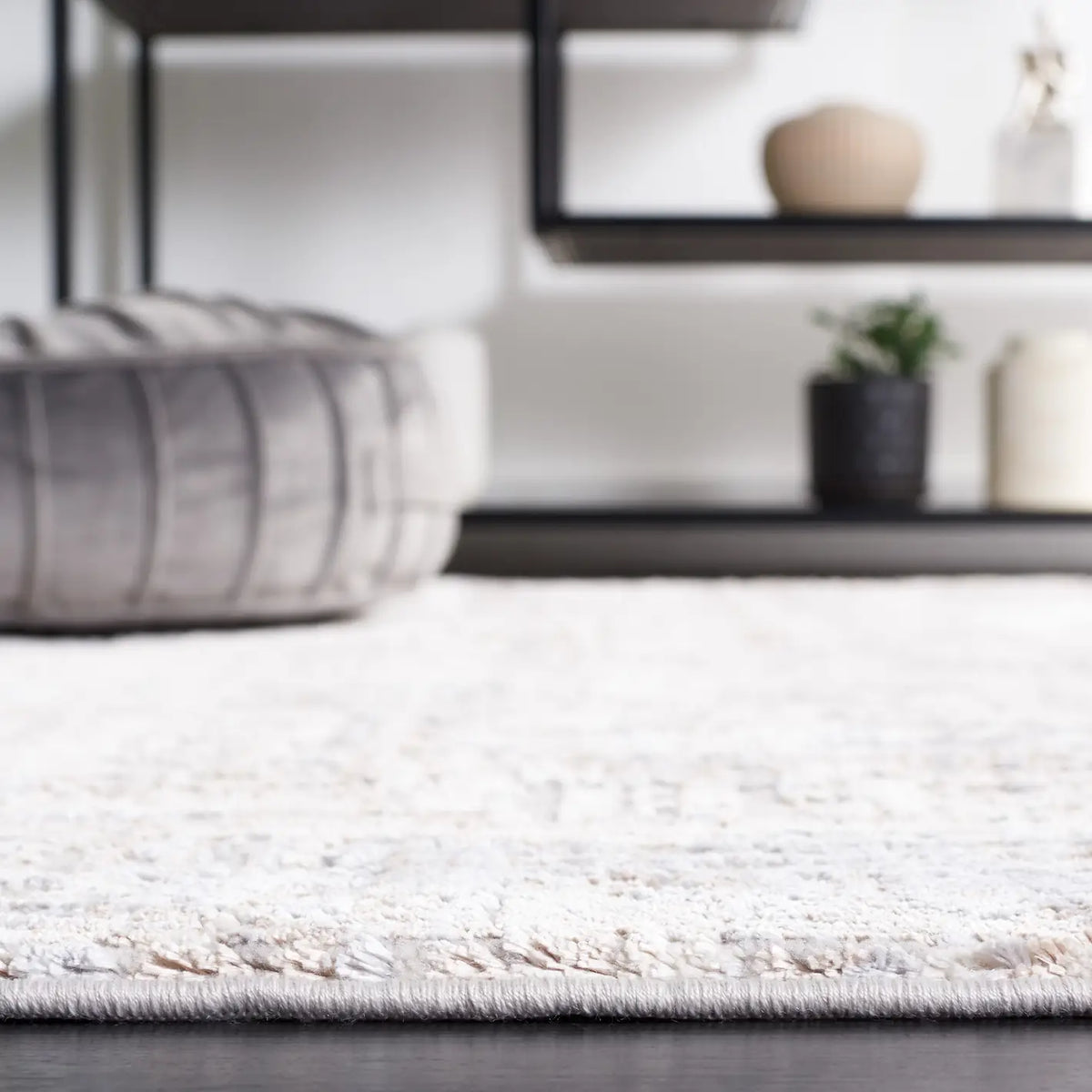 Safavieh Diamond 4'-0" x 6'-0" Rug in Beige / Grey Brown