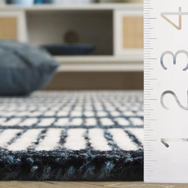 Safavieh Pine 4'-0" x 6'-0" Rug in Navy / Ivory