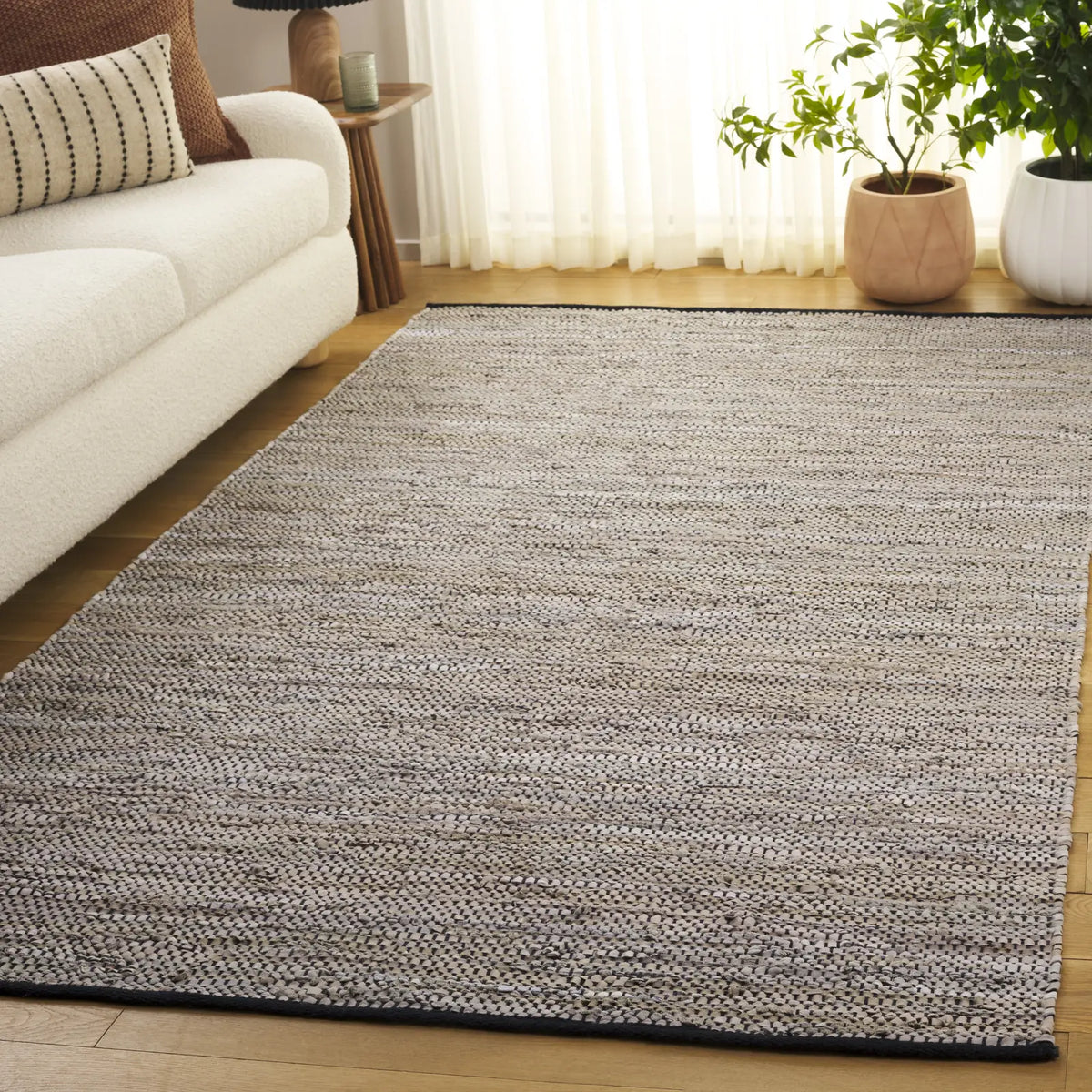 Safavieh Vintage Leather 4'-0" x 6'-0" Rug in Beige