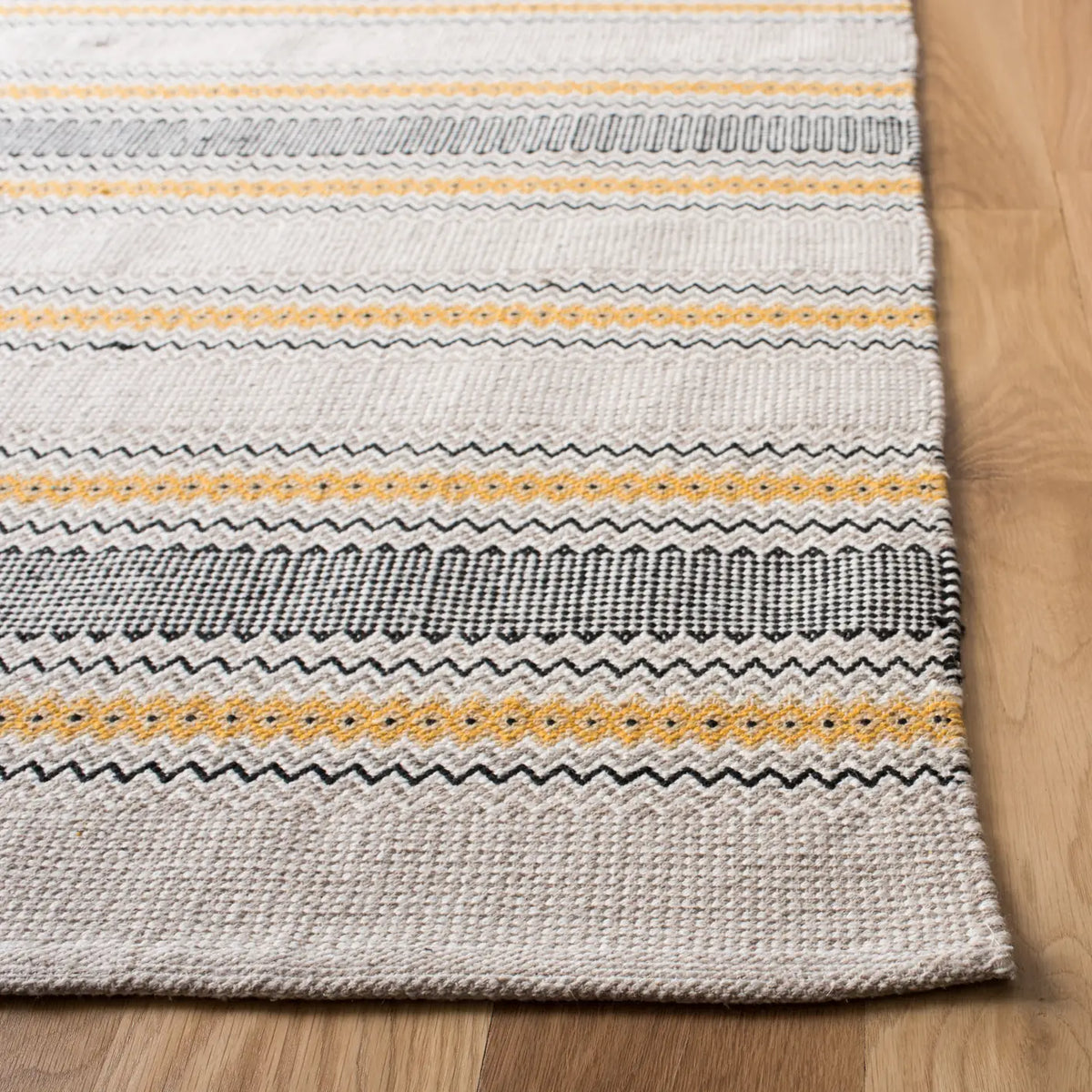 Safavieh Montauk 4'-0" x 6'-0" Rug in Gold / Beige