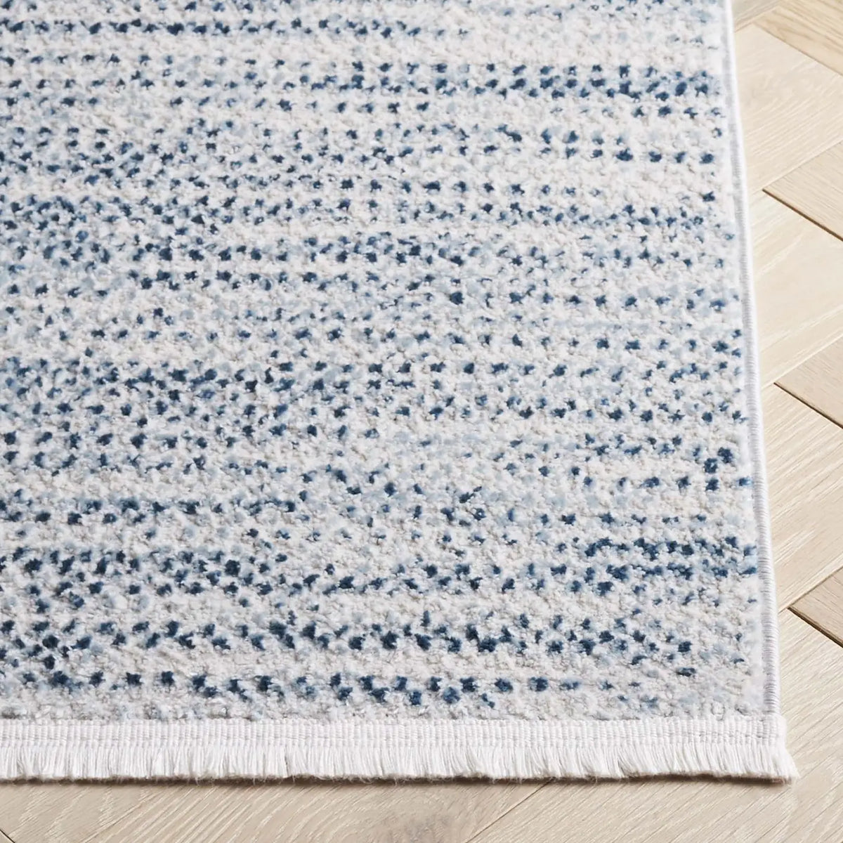 Safavieh Mila 4'-0" x 6'-0" Rug in Blue / Ivory