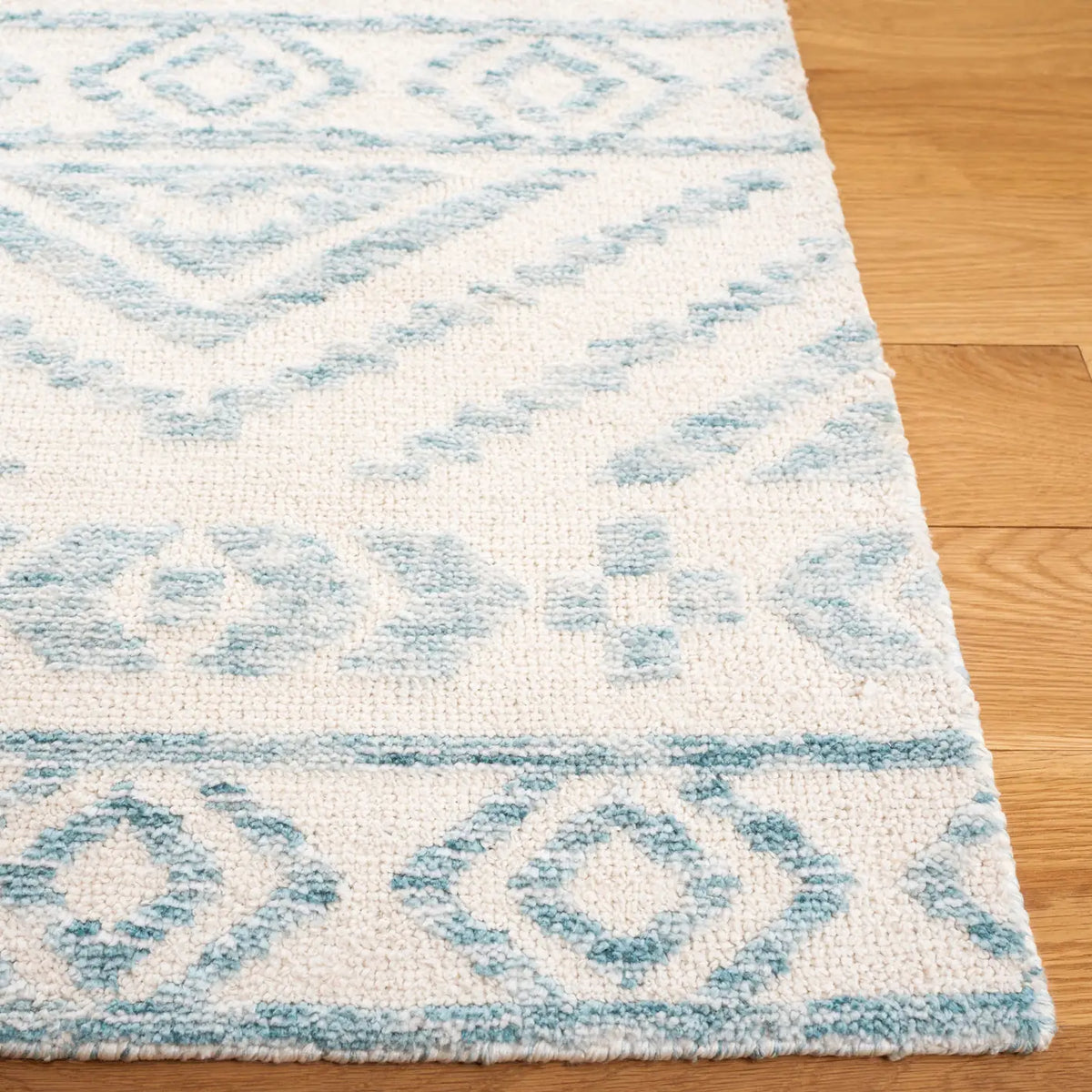 Safavieh Audrey 4'-0" x 6'-0" Rug in Ivory / Blue