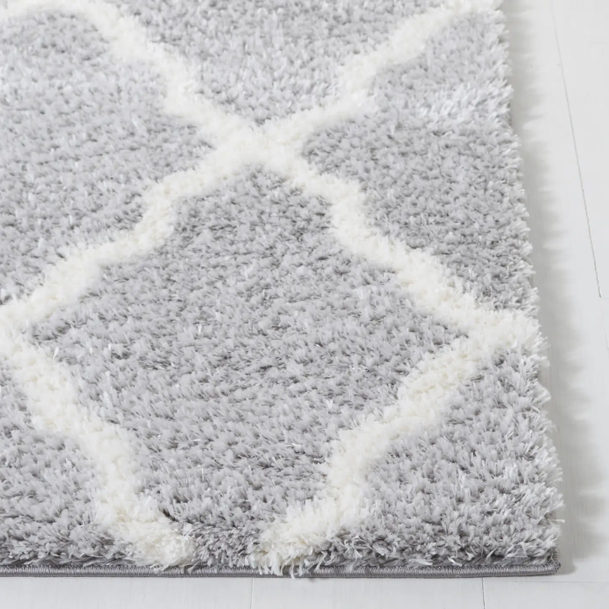 Safavieh Tahoe Shag 4'-0" x 6'-0" Rug in Light Grey / White