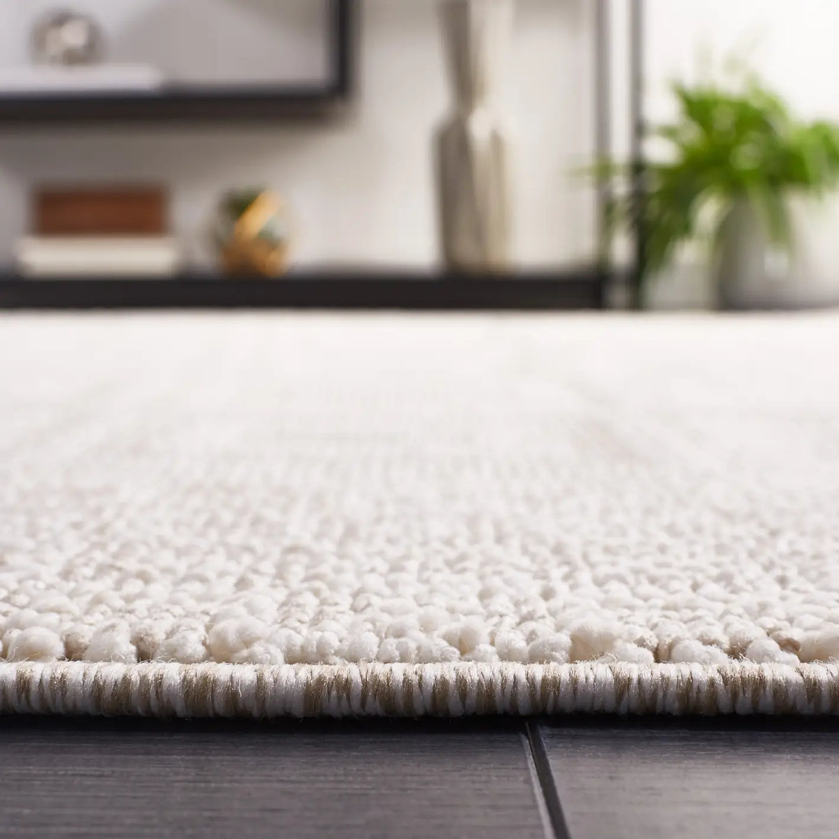 Safavieh Trends 4'-0" x 6'-0" Rug in Beige / Ivory