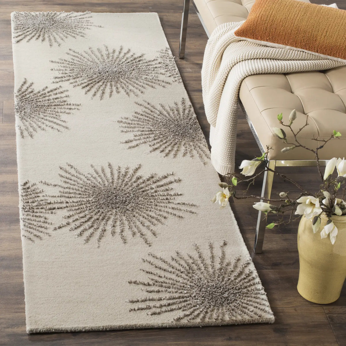 Safavieh Soho 2'-6" x 8'-0" Rug in Ivory / Silver