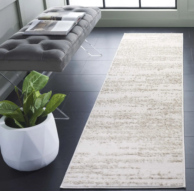 Safavieh Maya 2'-0" x 8'-0" Rug in Ivory / Beige