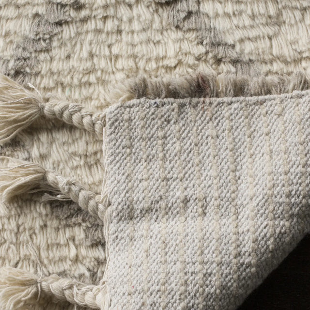 Safavieh Casablanca 6'-0" x 9'-0" Rug in Ivory / Light Grey