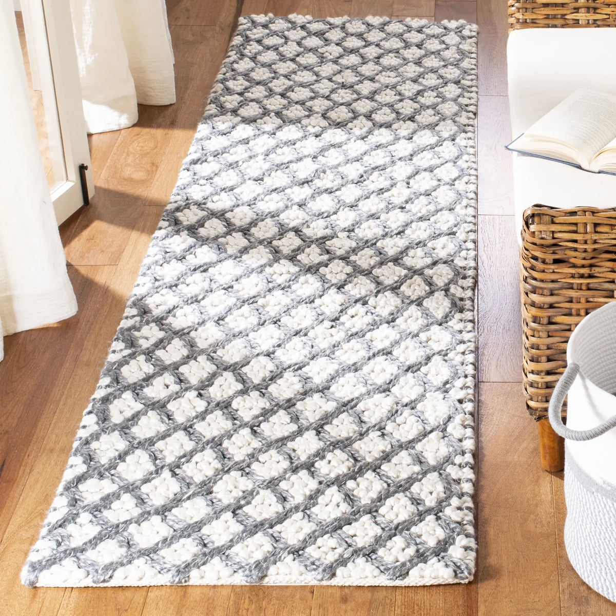 Safavieh Natura 2'-3" x 8'-0" Rug in Grey / Beige