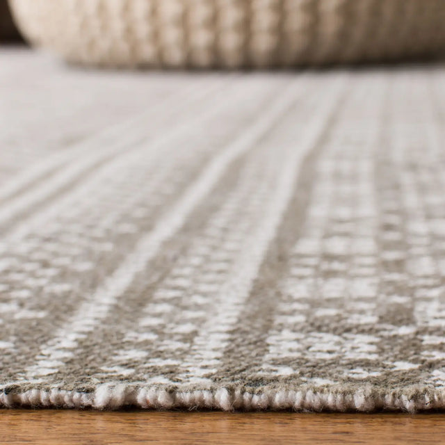 Safavieh Cedar Brook 5'-0" x 8'-0" Rug in Grey / Ivory