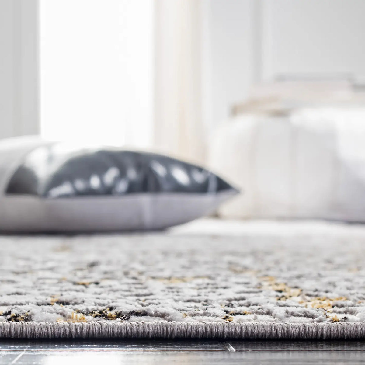 Safavieh Amelia 4'-5" x 6'-5" Rug in Grey / Gold
