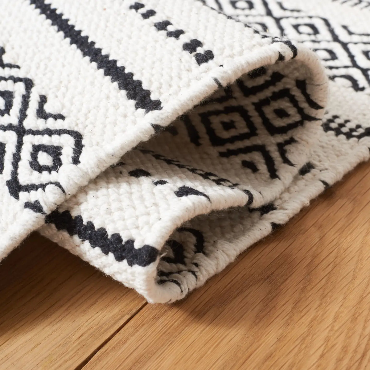 Safavieh Kilim 4'-0" x 6'-0" Rug in Ivory / Black