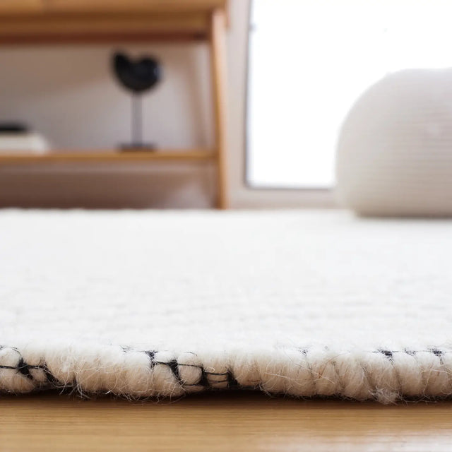 Safavieh Marbella 4'-0" x 6'-0" Rug in Ivory / Black