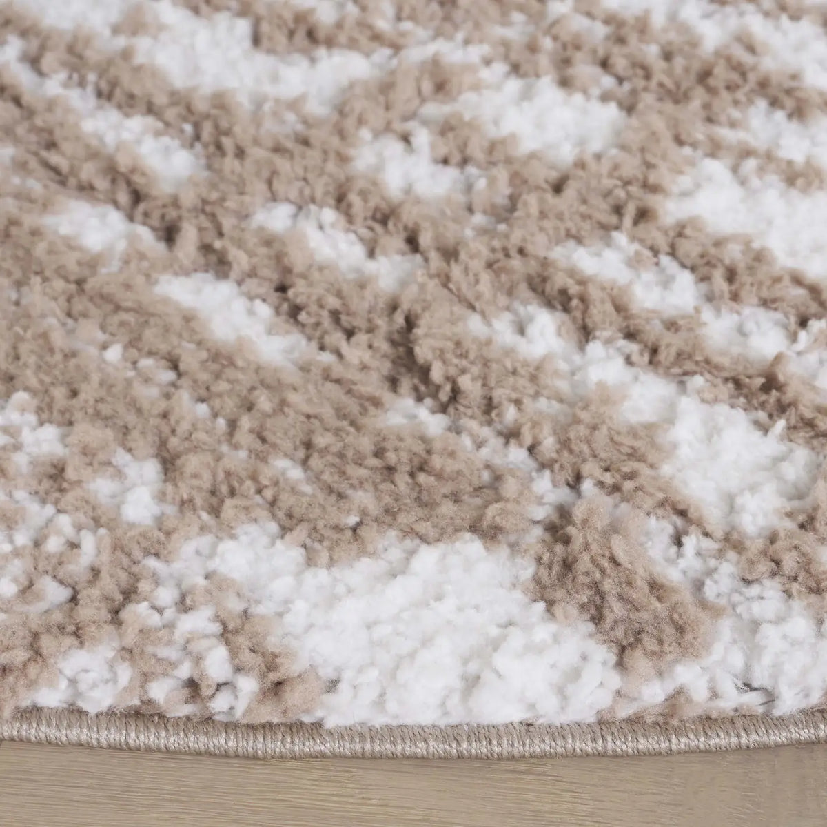 Safavieh Rumi Shag 6'-7" x 6'-7" Rug in Beige / Ivory
