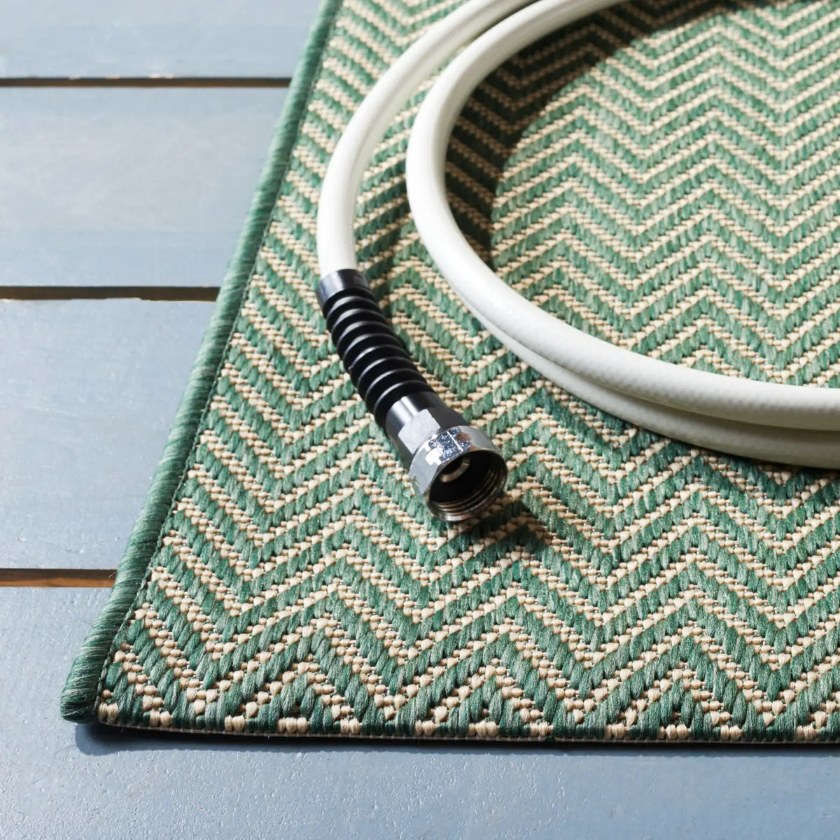 Safavieh Courtyard 4'-0" x 5'-7" Rug in Dark Green / Beige