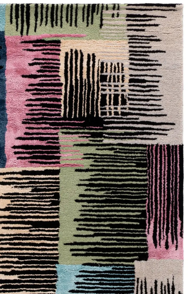 Safavieh Fifth Avenue 5'-0" x 8'-0" Rug in Black / Pink