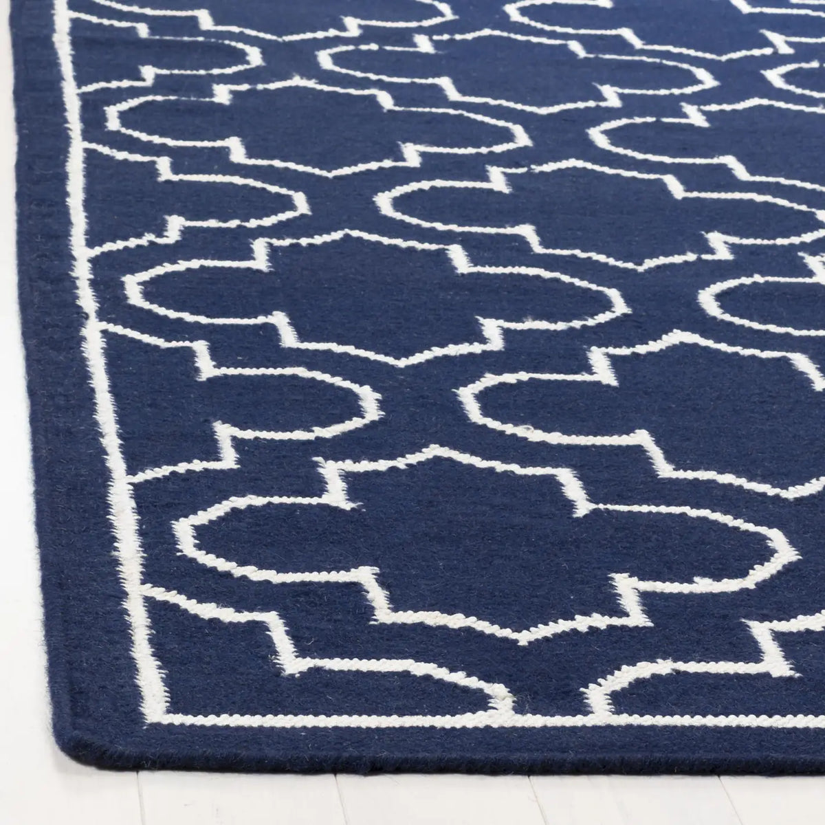 Safavieh Dhurries 5'-0" x 8'-0" Rug in Navy / Ivory