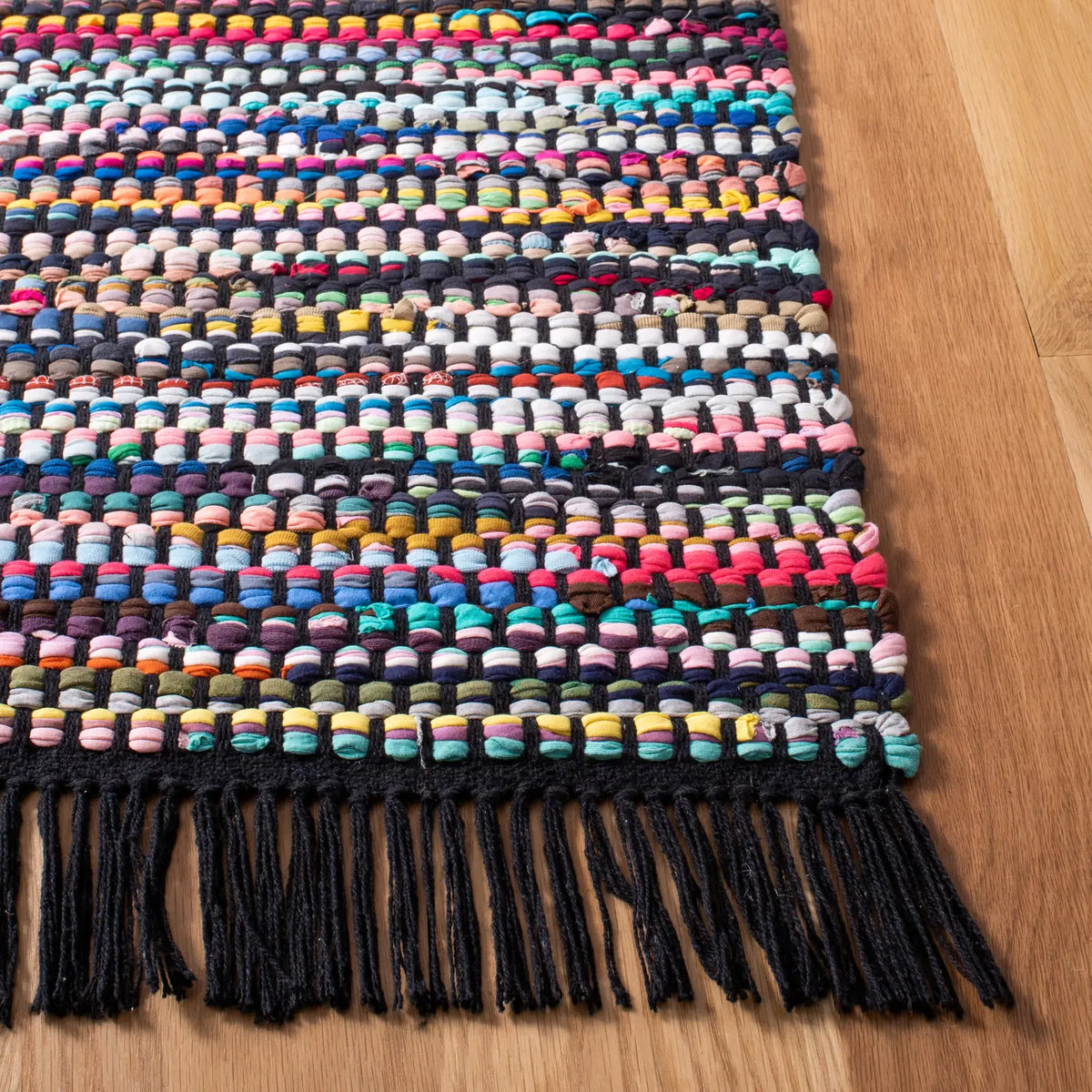 Safavieh Montauk 4'-0" x 6'-0" Rug in Black / Pink