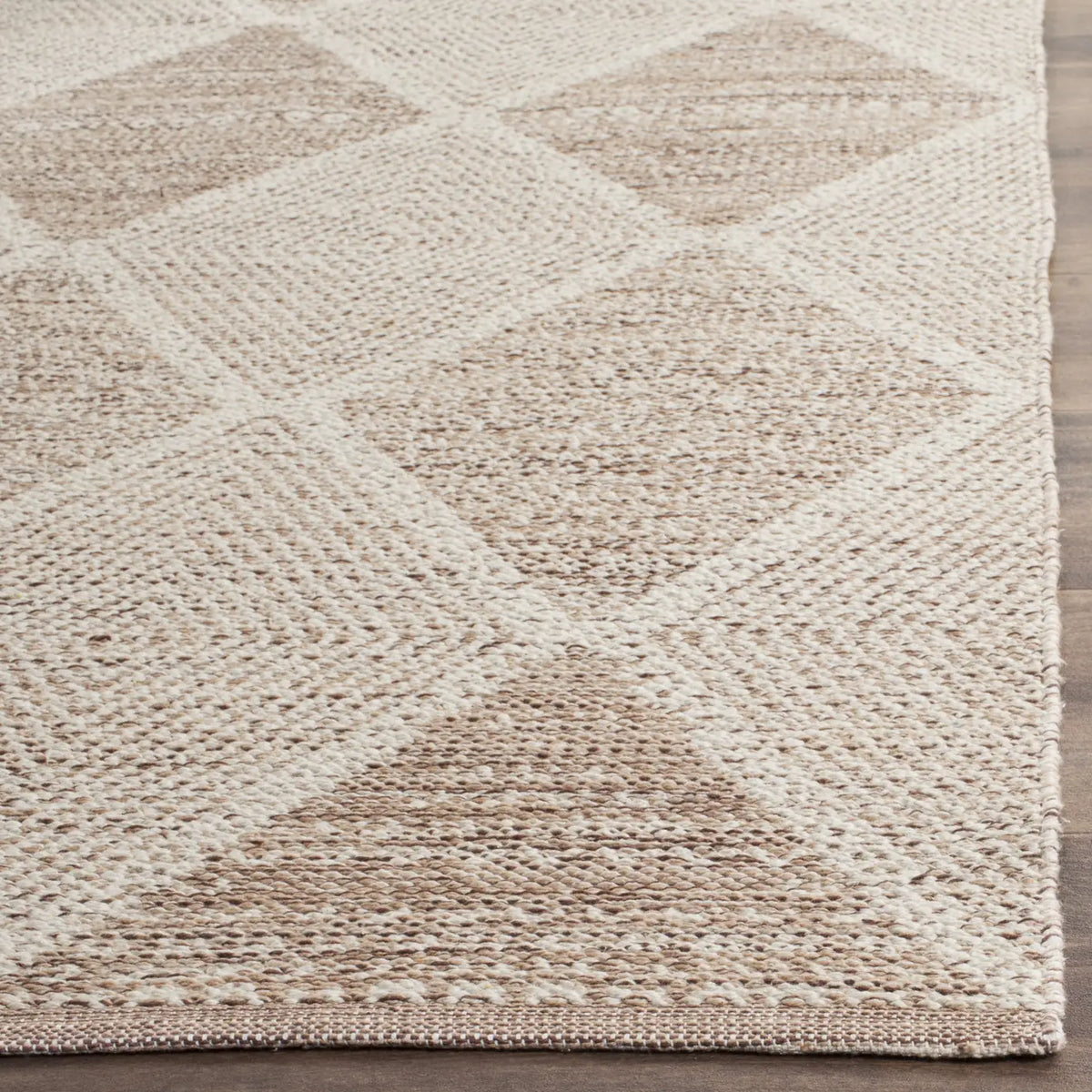 Safavieh Montauk 4'-0" x 6'-0" Rug in Beige