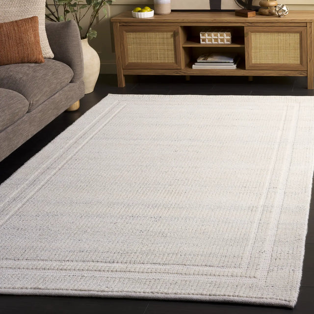 Safavieh Natura 4'-0" x 6'-0" Rug in Silver