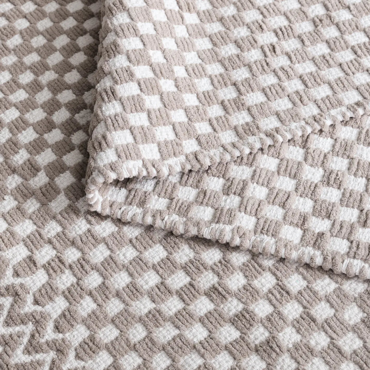 Safavieh Boston 4'-0" x 6'-0" Rug in Taupe