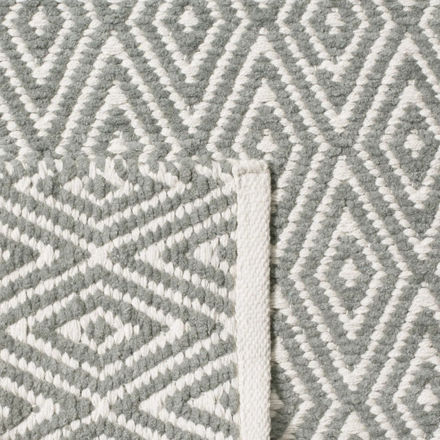 Safavieh Boston 4'-0" x 6'-0" Rug in Grey