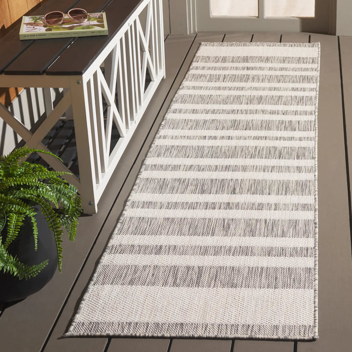 Safavieh Beach House 2'-0" x 8'-0" Rug in Grey / Ivory