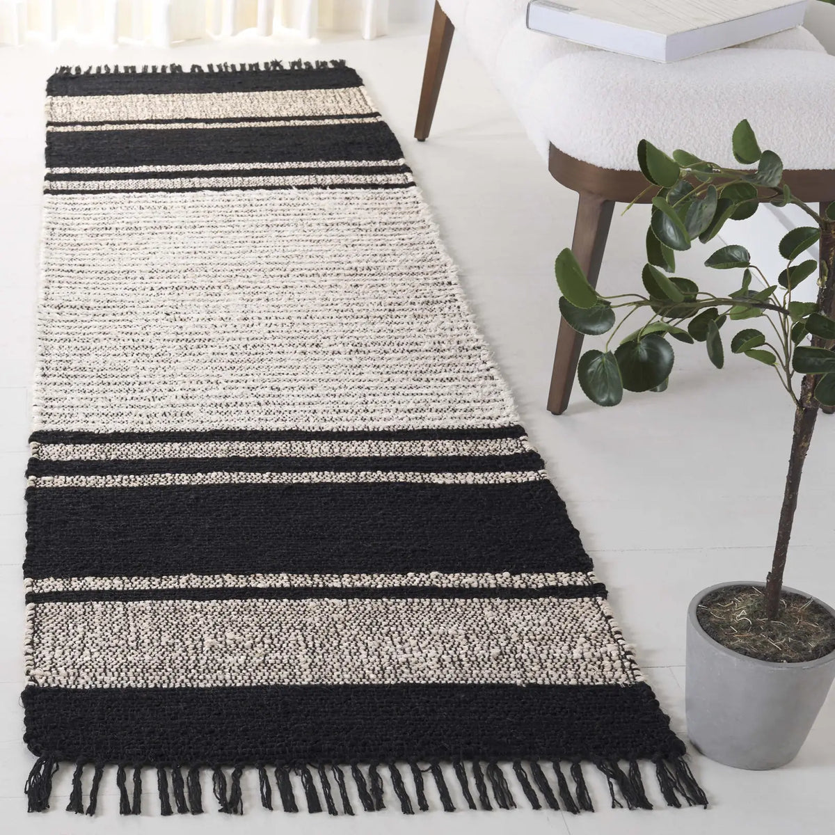 Safavieh Natural Fiber 2'-3" x 8'-0" Rug in Ivory / Black