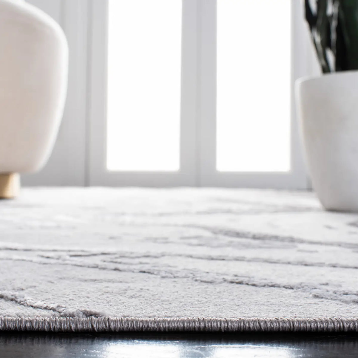 Safavieh Amelia 4'-5" x 6'-5" Rug in Grey / Gold