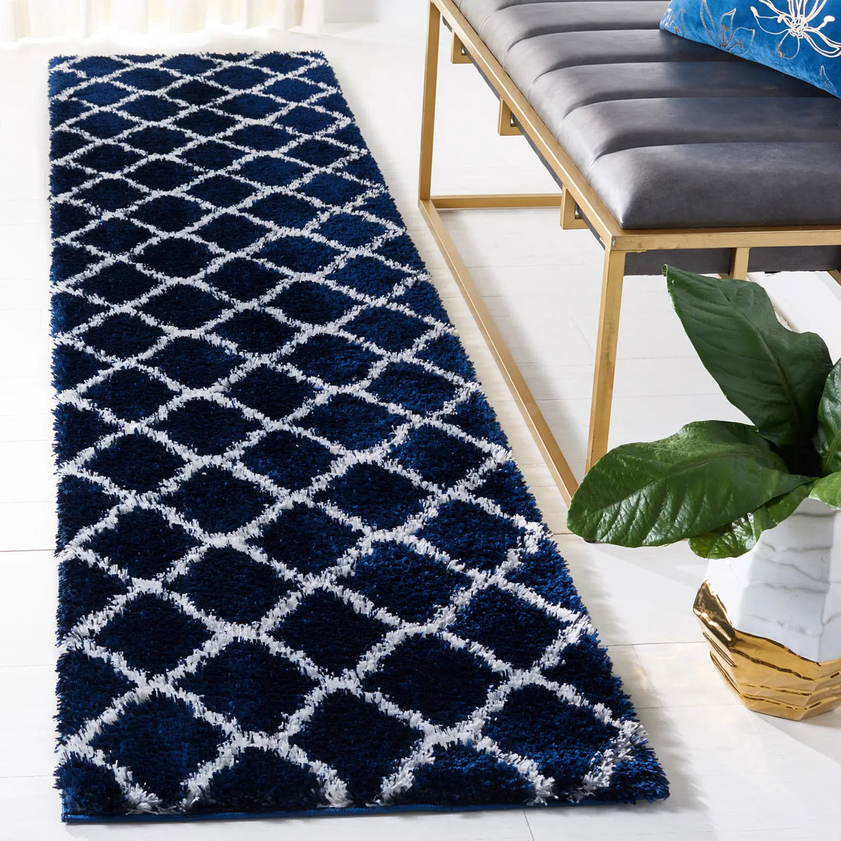 Safavieh Tahoe Shag 2'-0" x 9'-0" Rug in Navy / White
